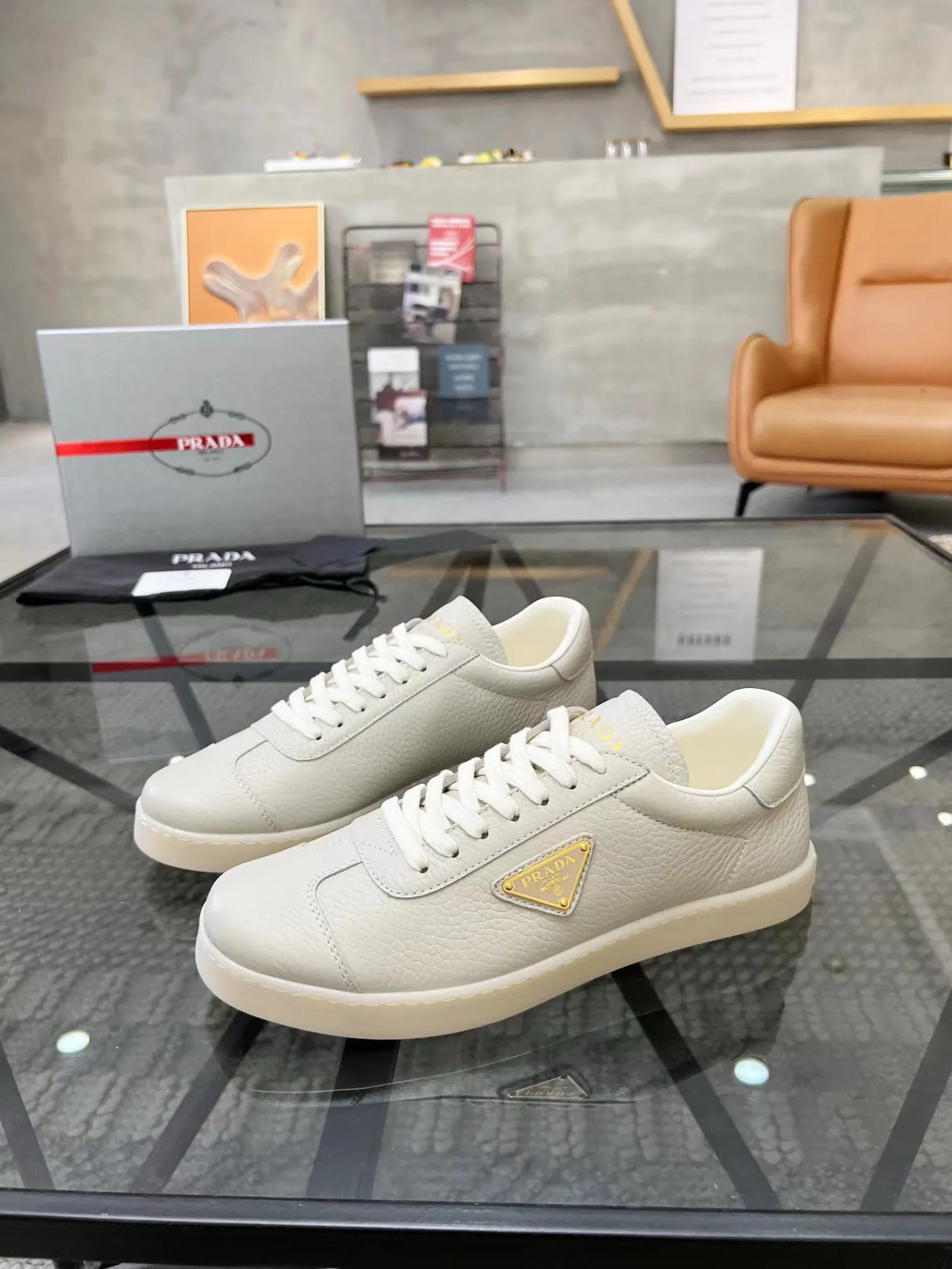 Factory price: 400💰Prada new men's leather sports shoes, the highest version on the market, any comparison is welcome🆚! The original leather has excellent texture and is super high-end! Fetal sheep net lining imported from Italy, removable pad! Luxurious materials and fine workmanship, highly recommended! Code number: 38-44, customized 45